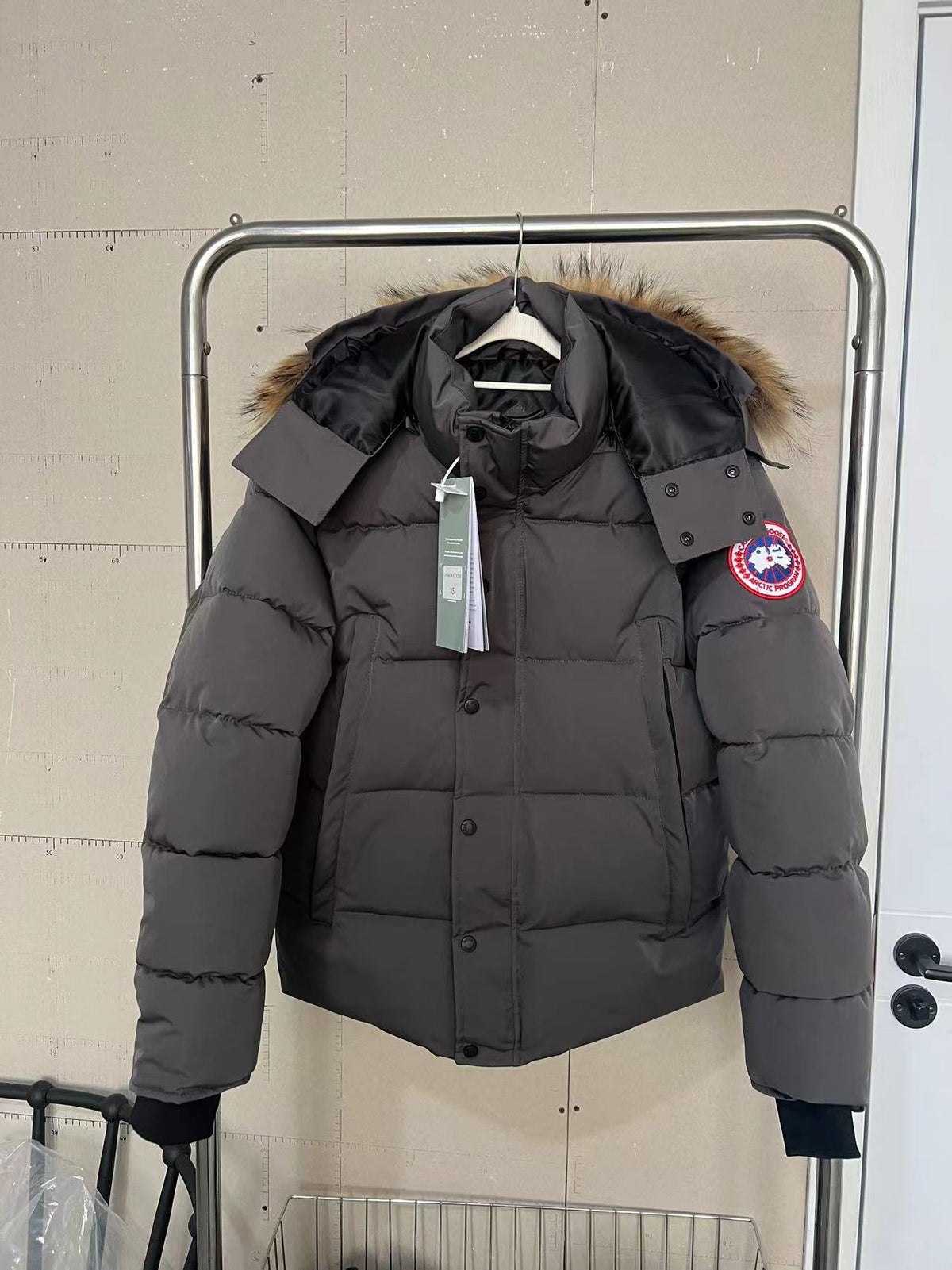 Doudoune courte Canada Goose à capuche avec fourrure