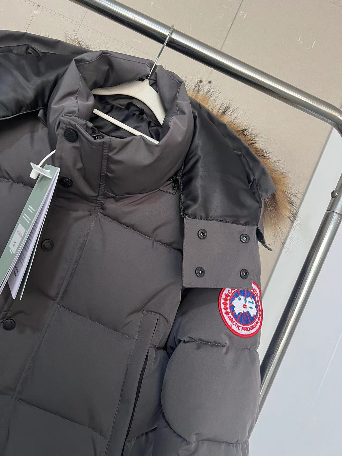 Doudoune courte Canada Goose à capuche avec fourrure