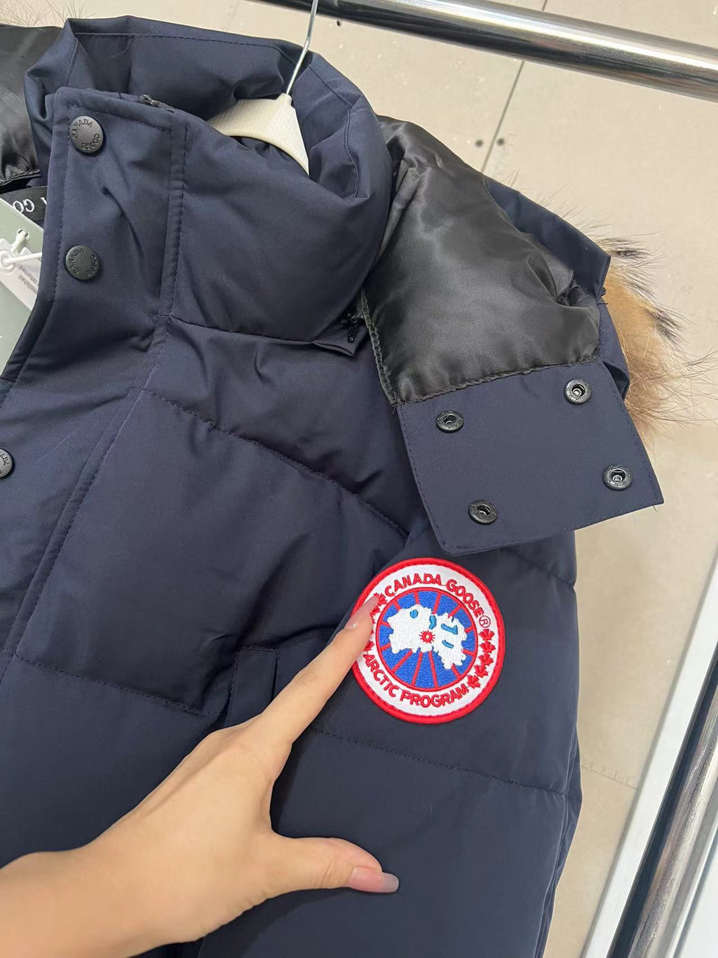 Doudoune courte Canada Goose à capuche avec fourrure