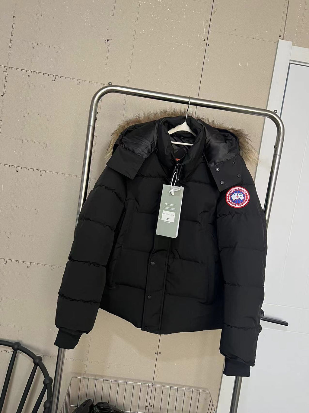 Doudoune courte Canada Goose à capuche avec fourrure