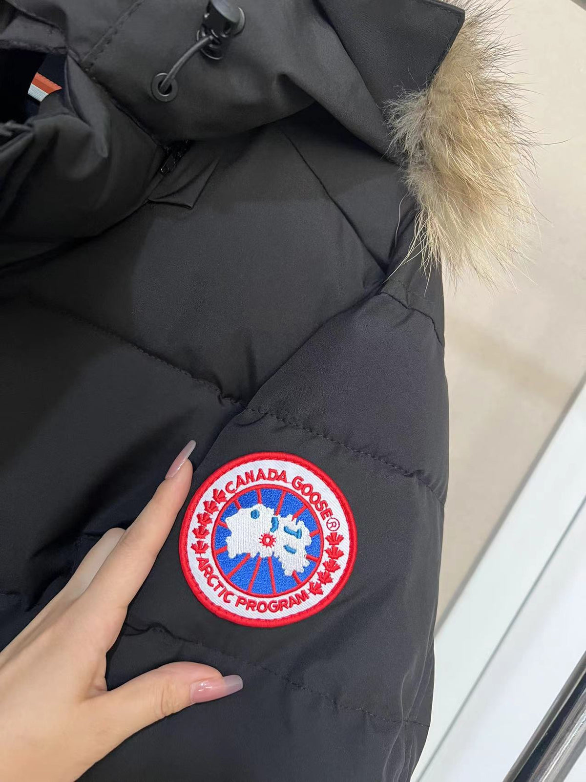Doudoune courte Canada Goose à capuche avec fourrure