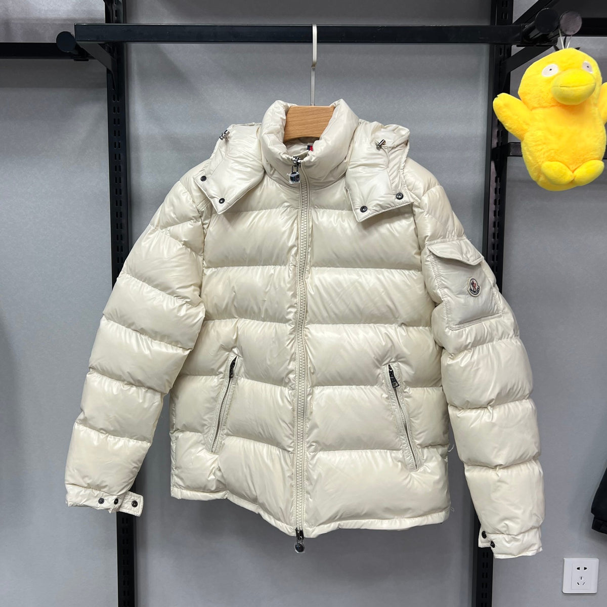 Doudoune courte Moncler brillante à capuche amovible