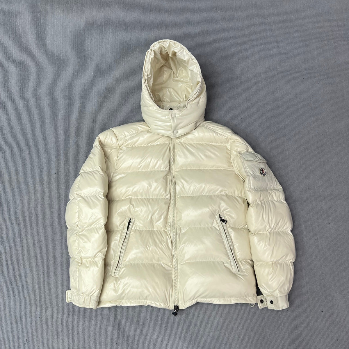 Doudoune courte Moncler brillante à capuche amovible
