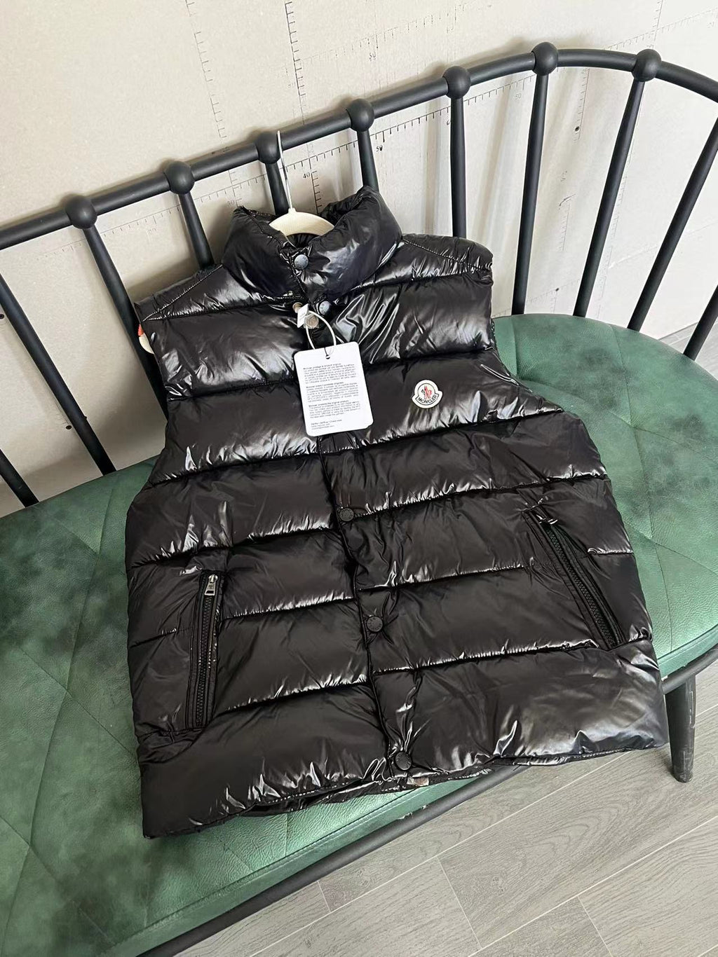 Gilet en duvet à col montant brillant Moncler Tibb