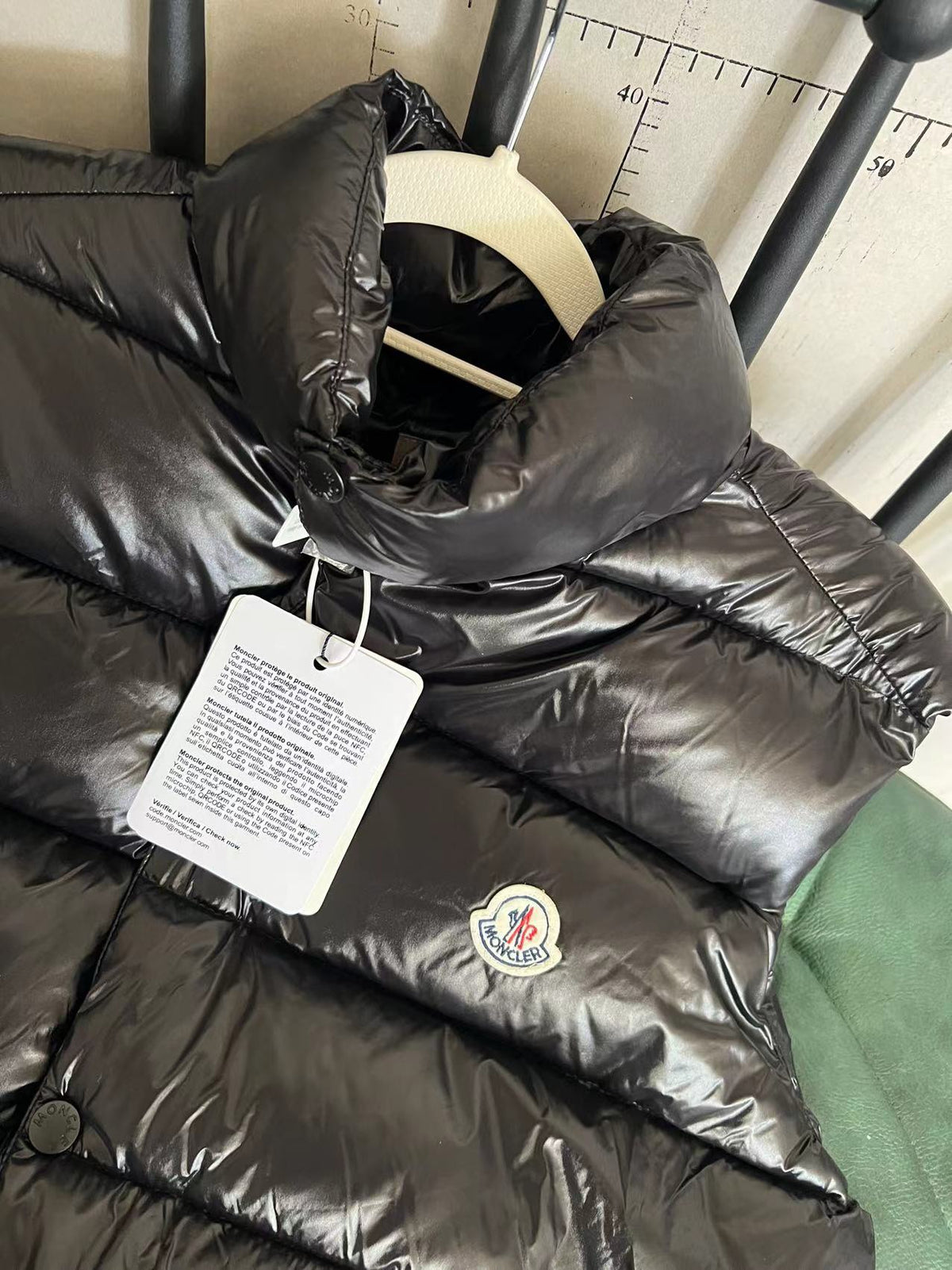 Gilet en duvet à col montant brillant Moncler Tibb