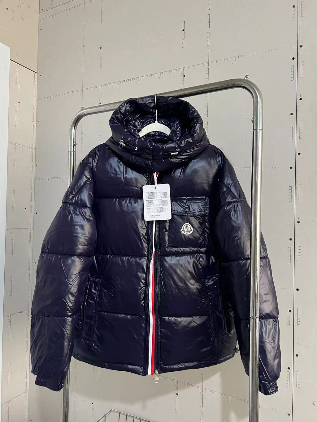 Doudoune à capuche brillante noire Moncler