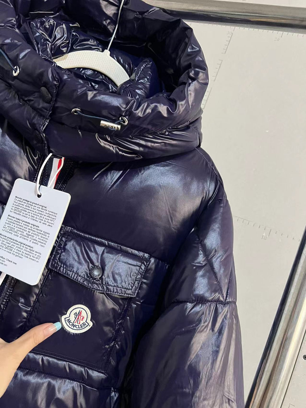 Doudoune à capuche brillante noire Moncler