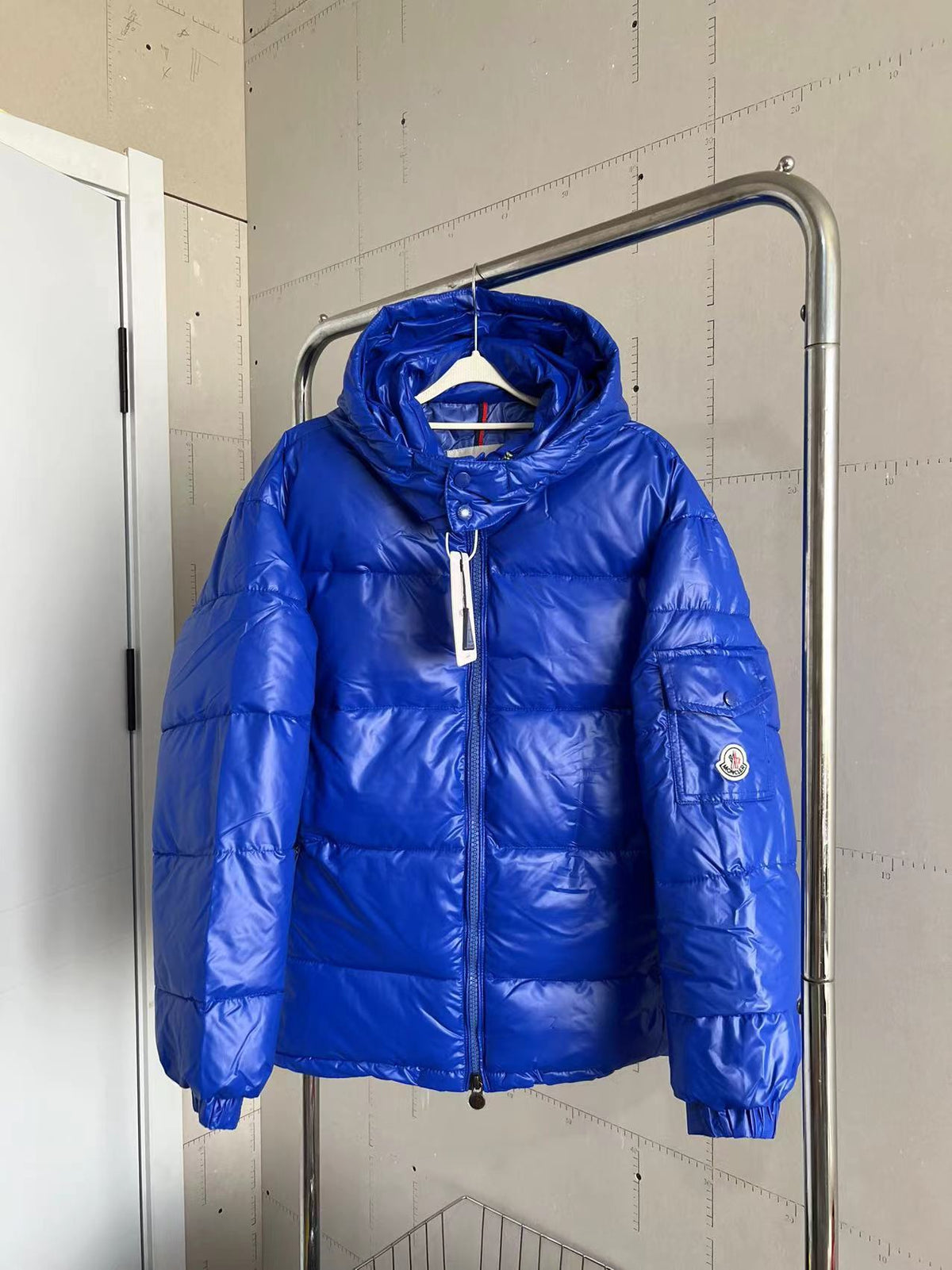 Doudoune à capuche brillante bleu roi Moncler