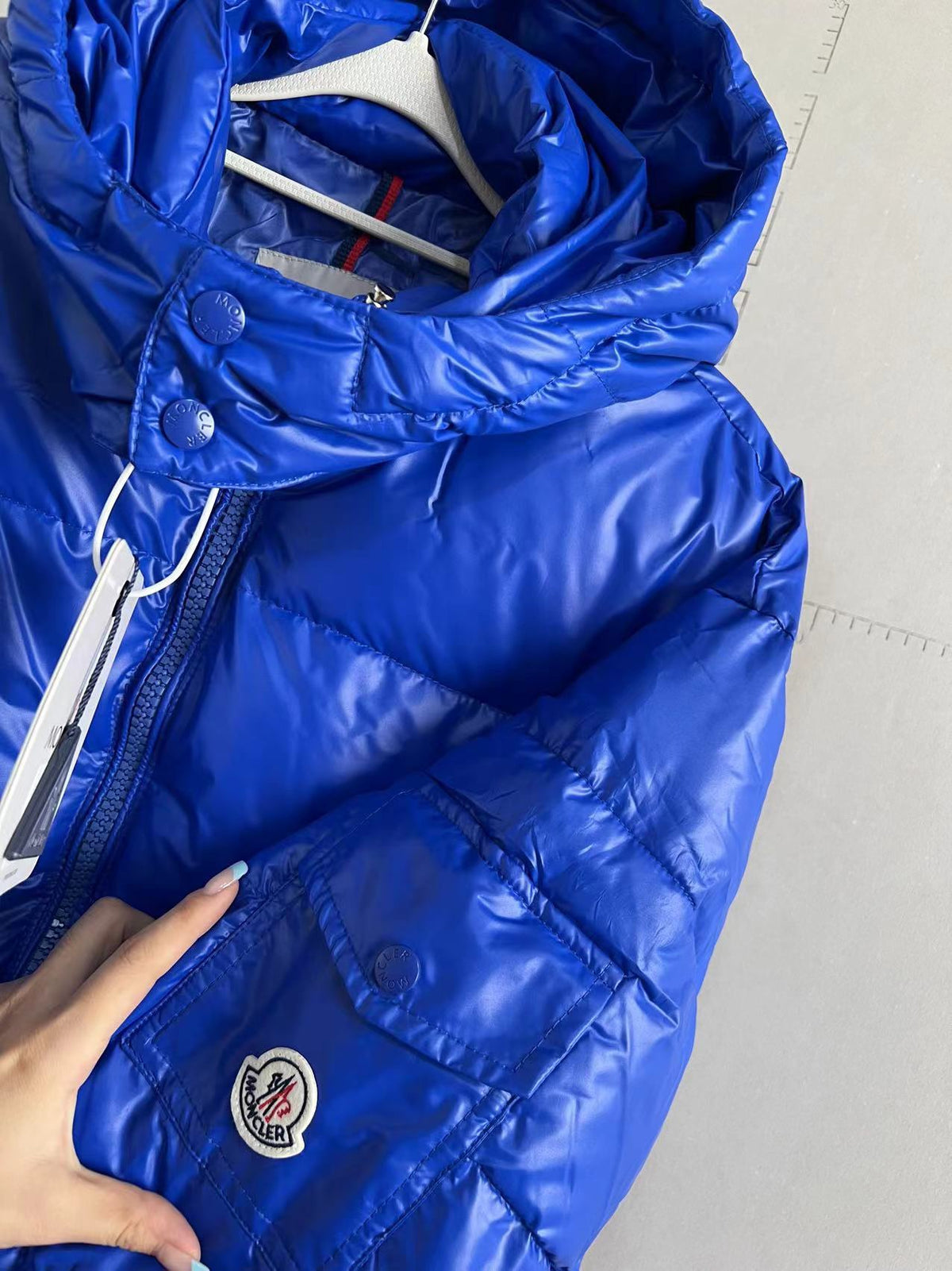 Doudoune à capuche brillante bleu roi Moncler