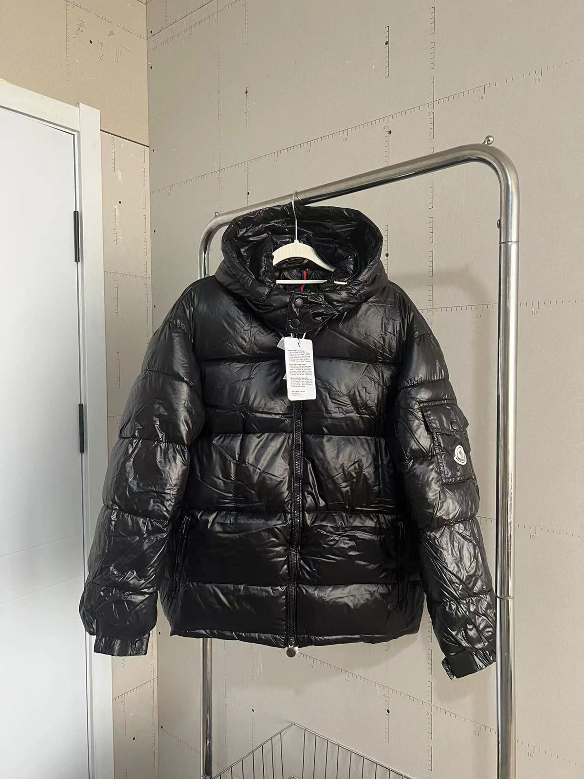 Doudoune à capuche brillante noire Moncler