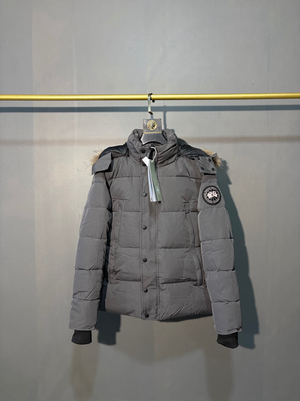 Parka courte matelassée à capuche bordée de fourrure