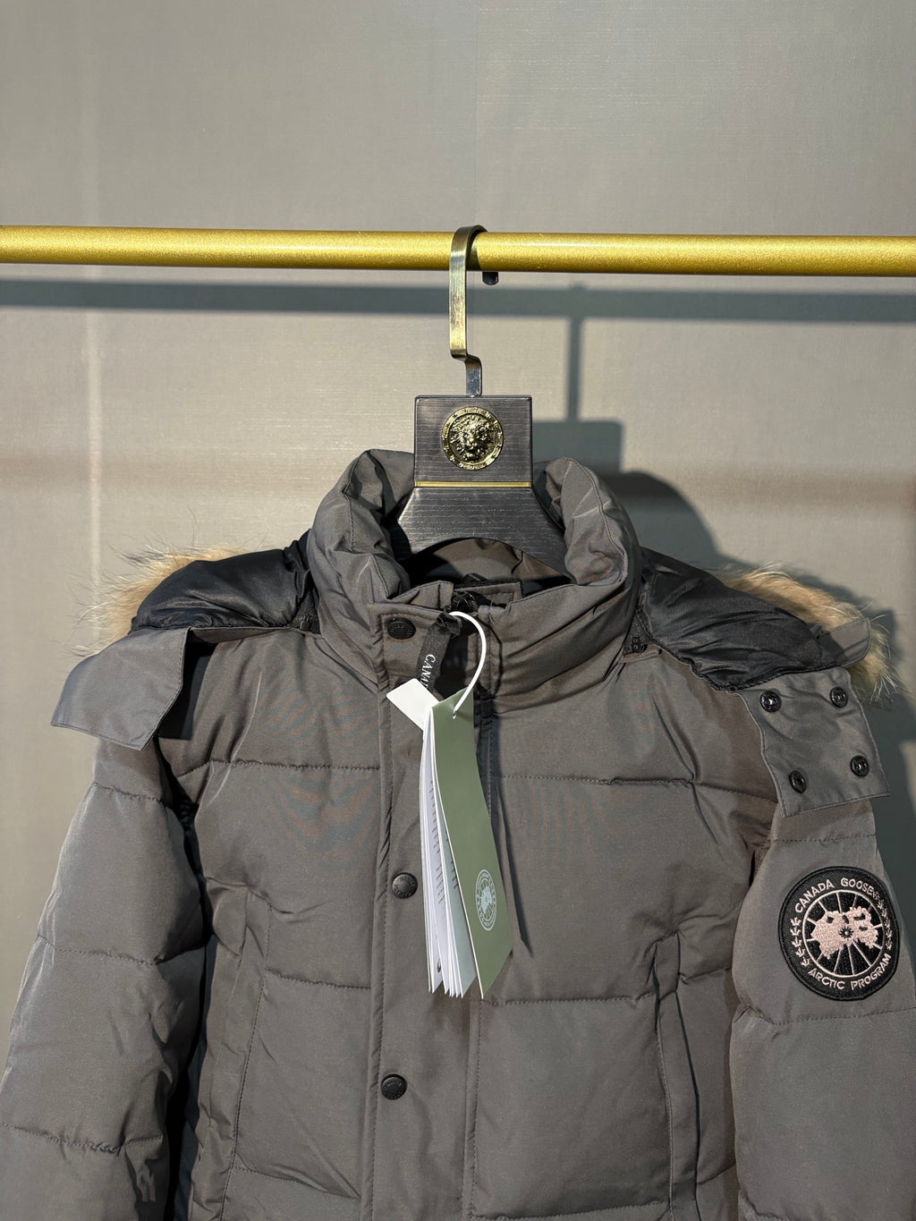 Parka courte matelassée à capuche bordée de fourrure