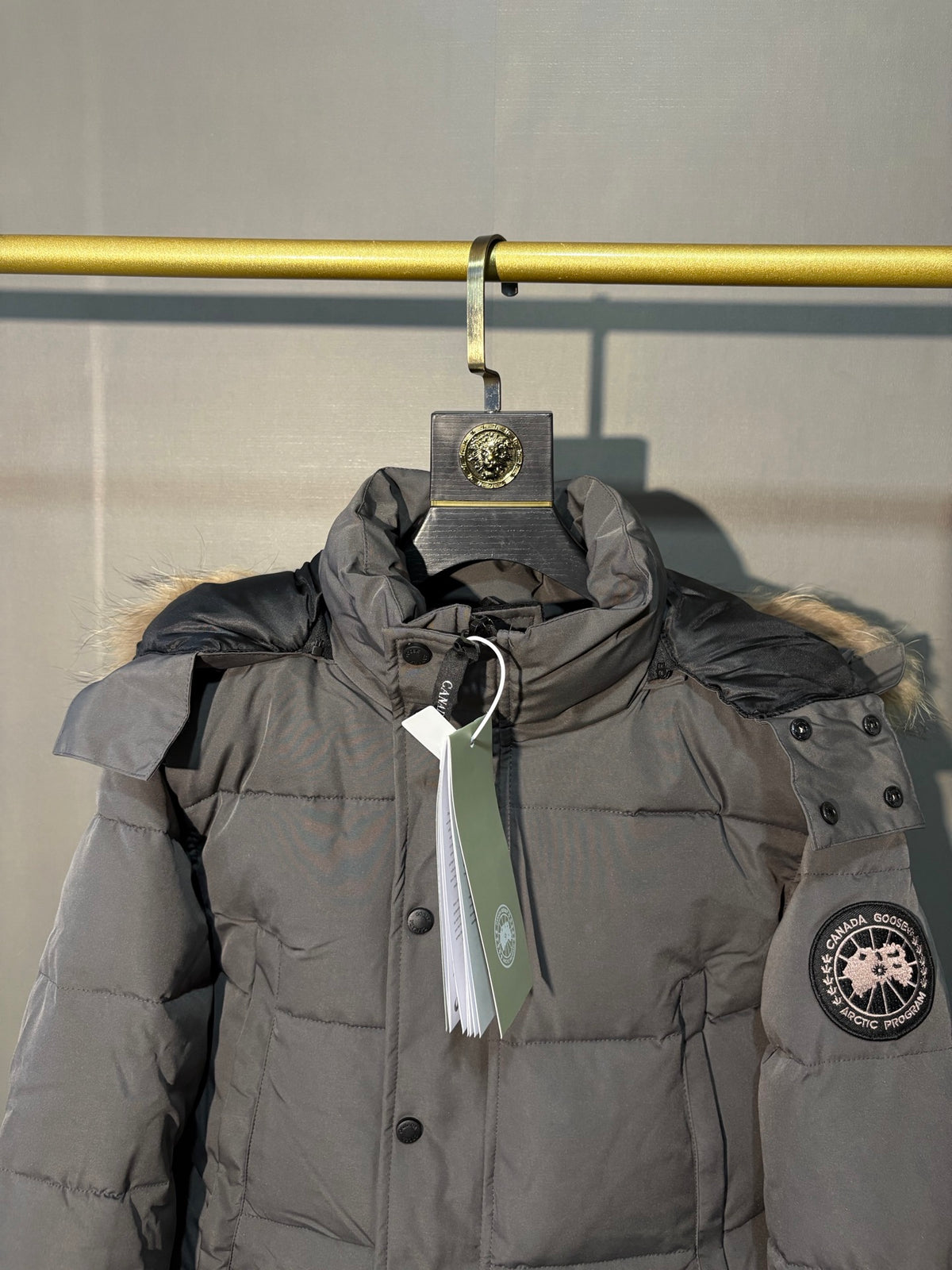 Parka courte matelassée à capuche bordée de fourrure