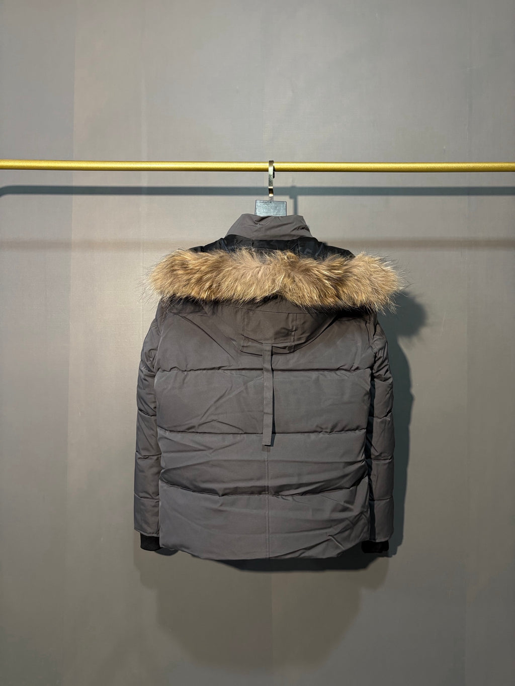 Parka courte matelassée à capuche bordée de fourrure
