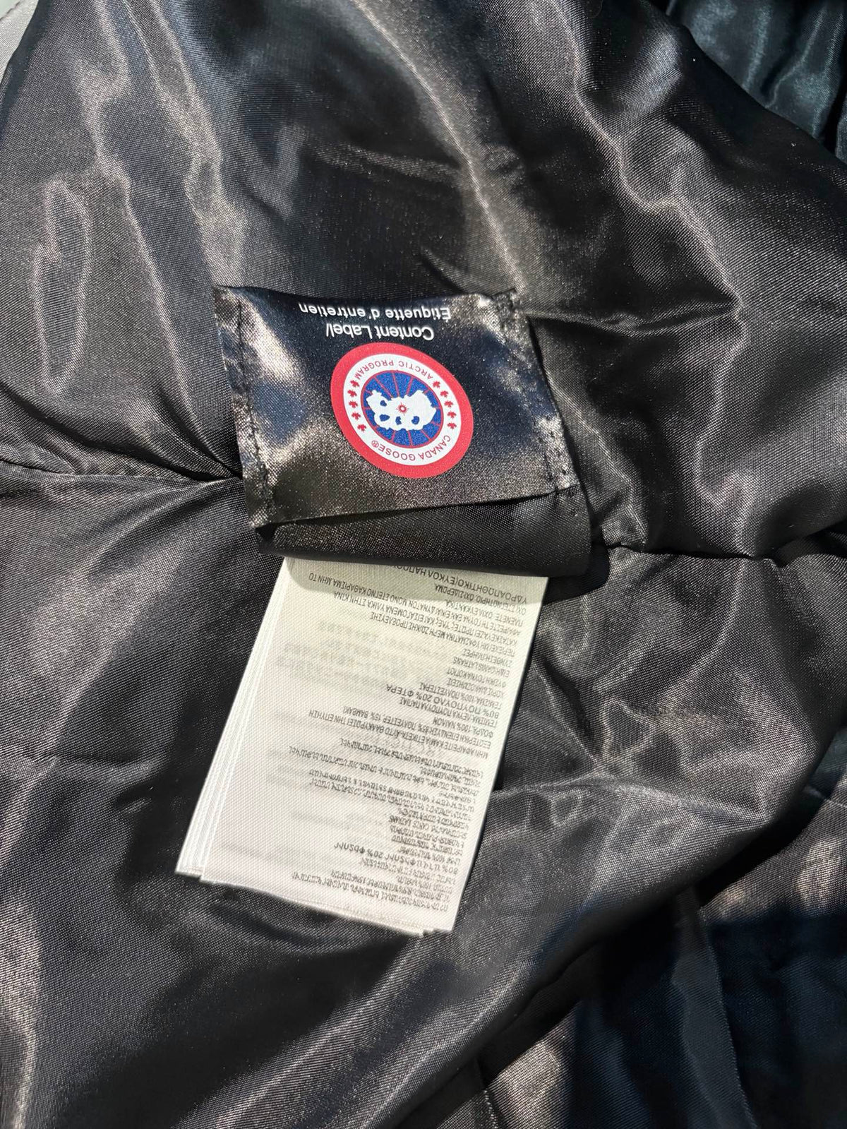 Parka courte matelassée à capuche bordée de fourrure