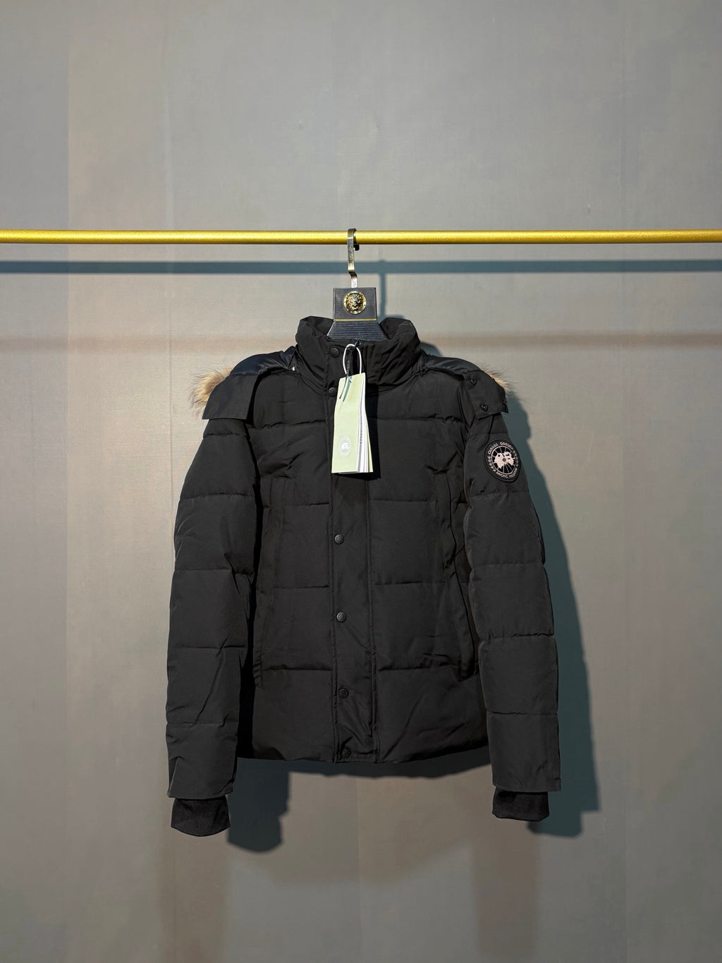 Parka courte matelassée noire à capuche bordée de fourrure