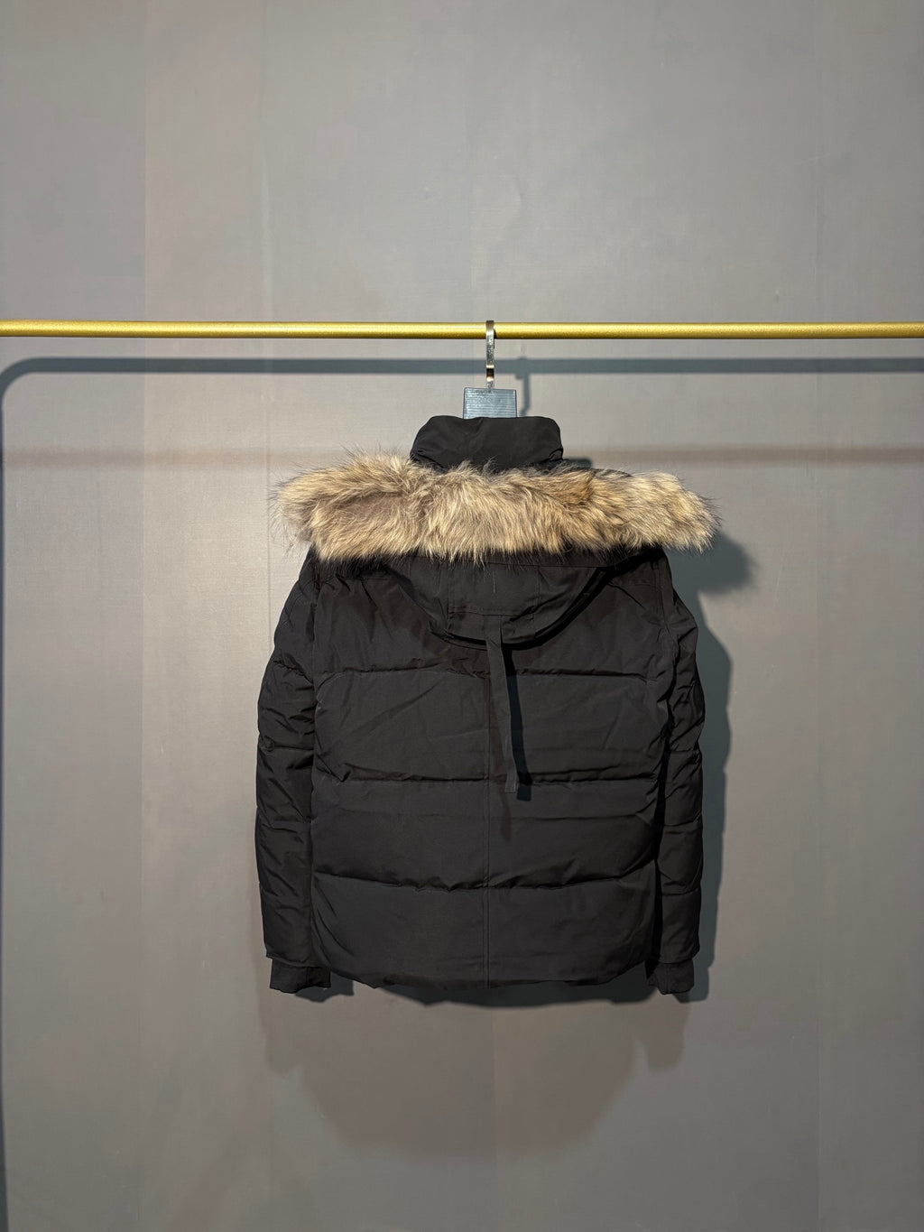 Parka courte matelassée noire à capuche bordée de fourrure