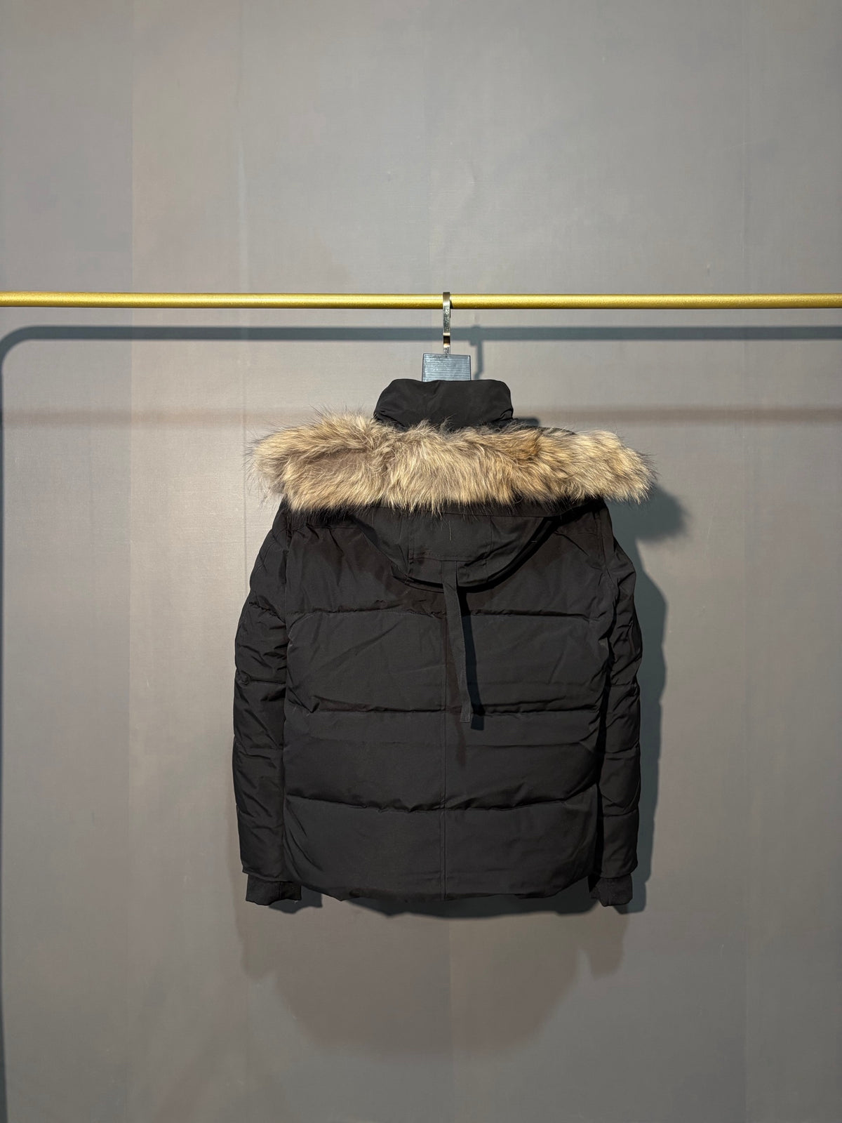 Parka courte matelassée noire à capuche bordée de fourrure