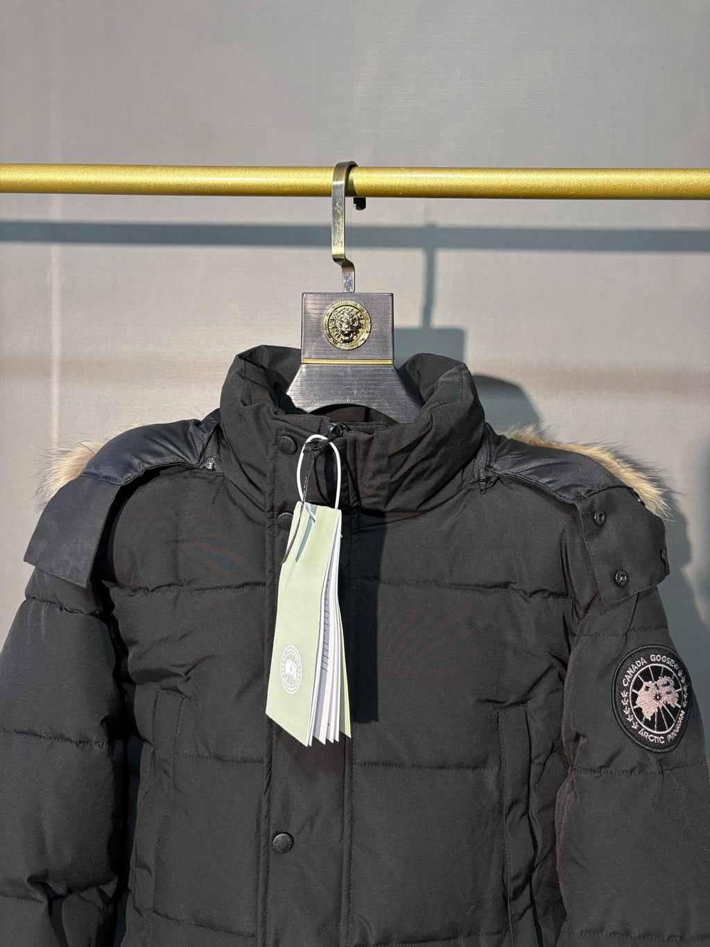 Parka courte matelassée noire à capuche bordée de fourrure