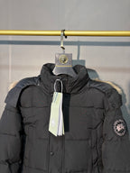 Parka courte matelassée noire à capuche bordée de fourrure