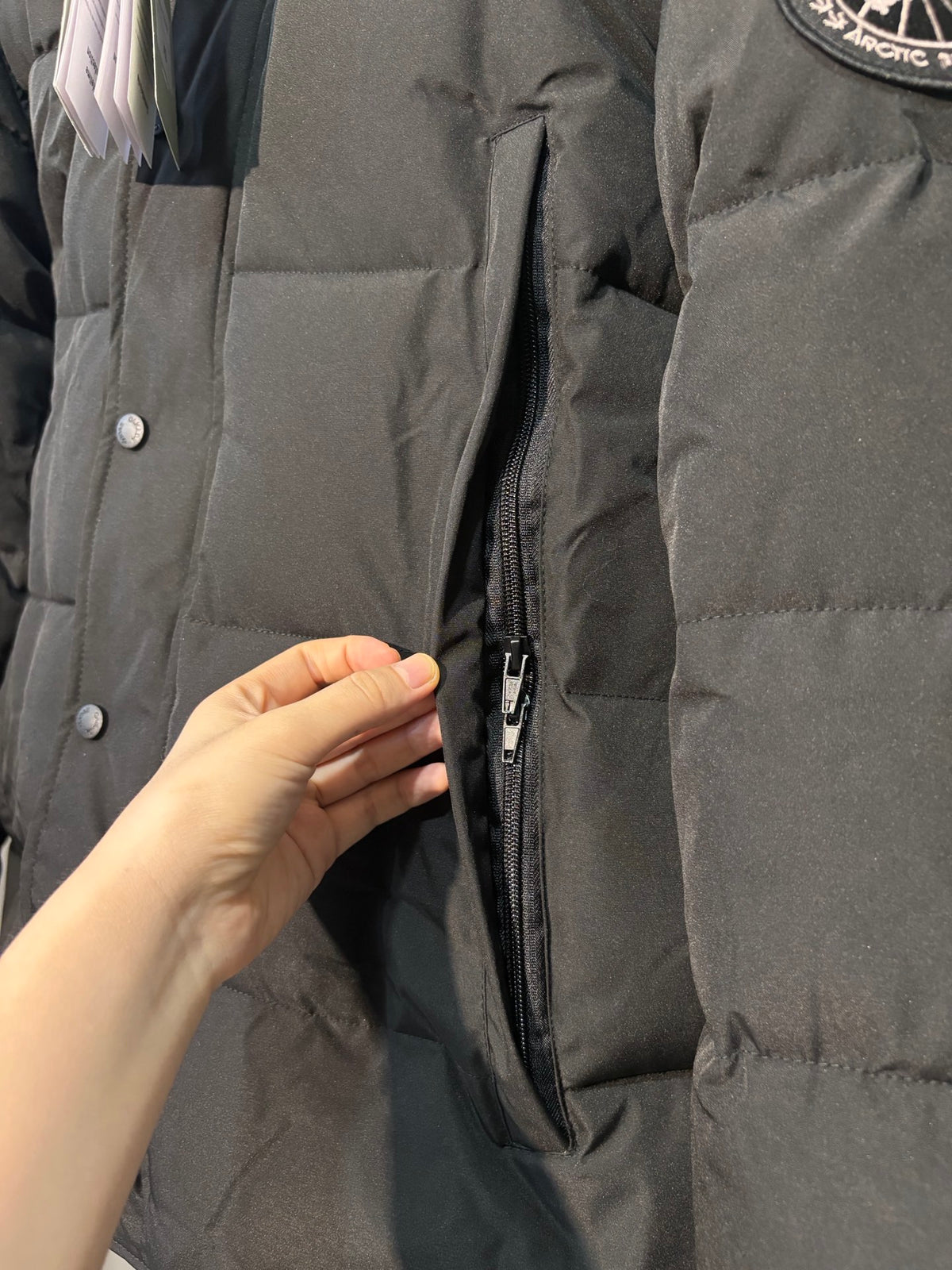 Parka courte matelassée noire à capuche bordée de fourrure