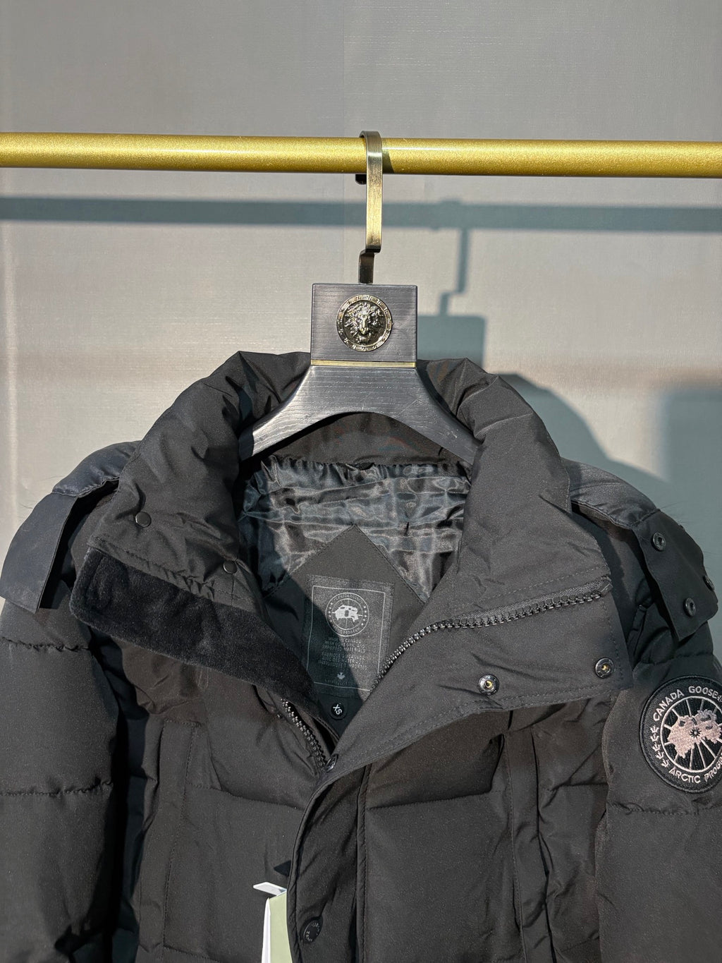 Parka courte matelassée noire à capuche bordée de fourrure