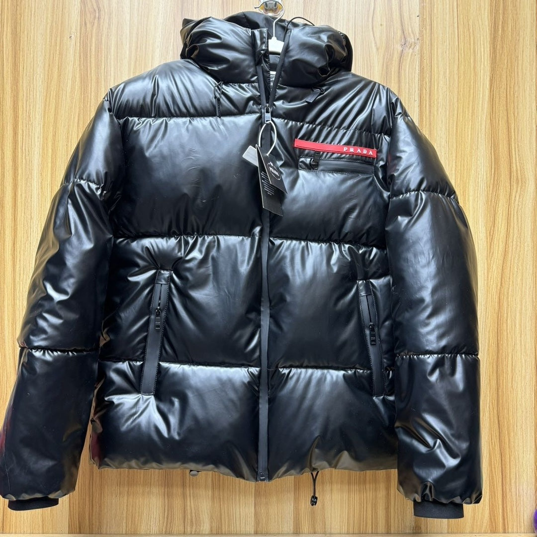 Doudoune à capuche brillante noire Prada
