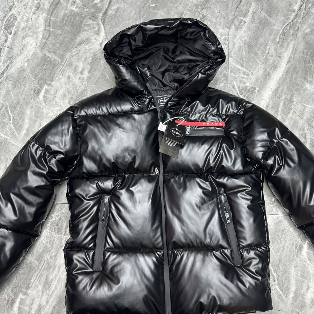 Doudoune à capuche brillante noire Prada