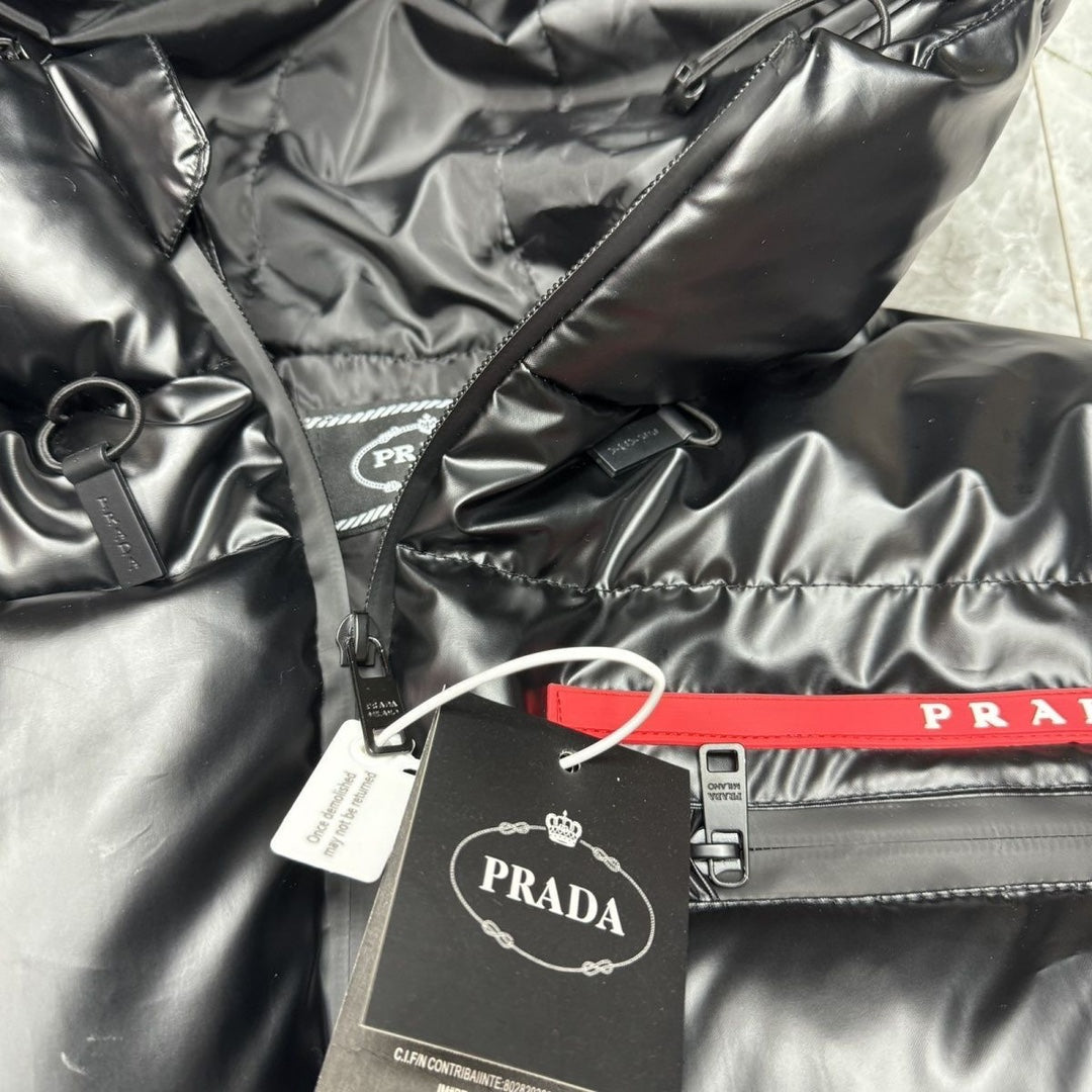 Doudoune à capuche brillante noire Prada