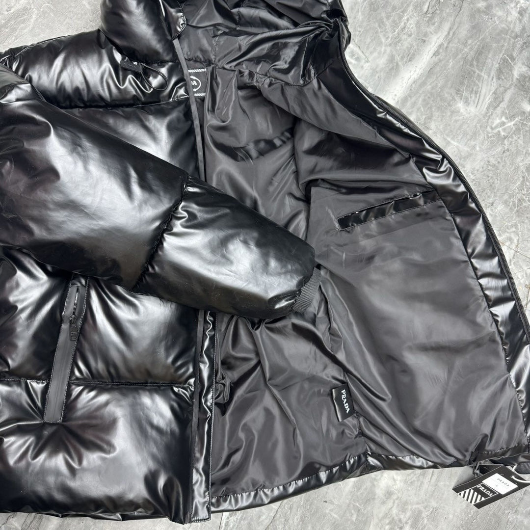 Doudoune à capuche brillante noire Prada