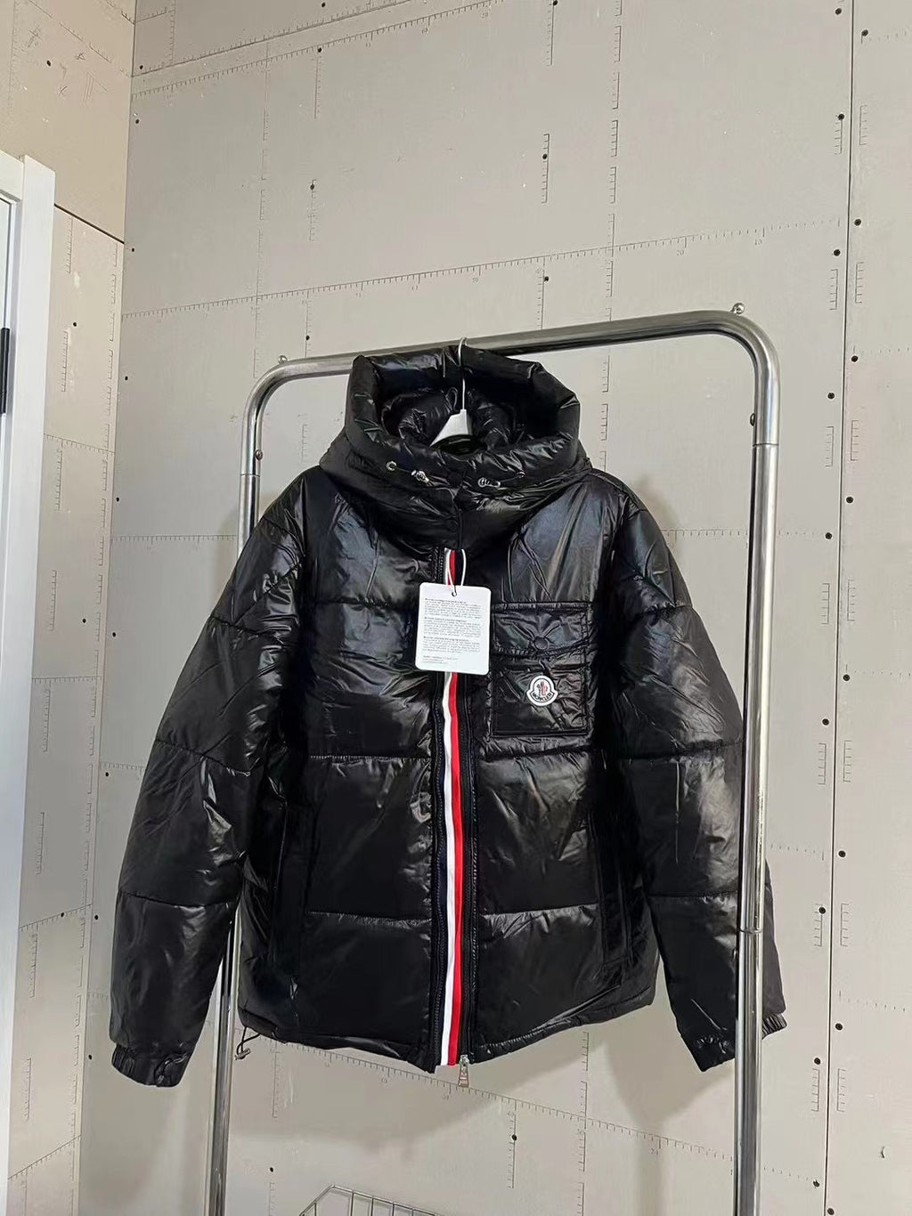 Doudoune à capuche brillante noire Moncler avec zip tricolore