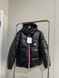 Doudoune à capuche brillante noire Moncler avec zip tricolore