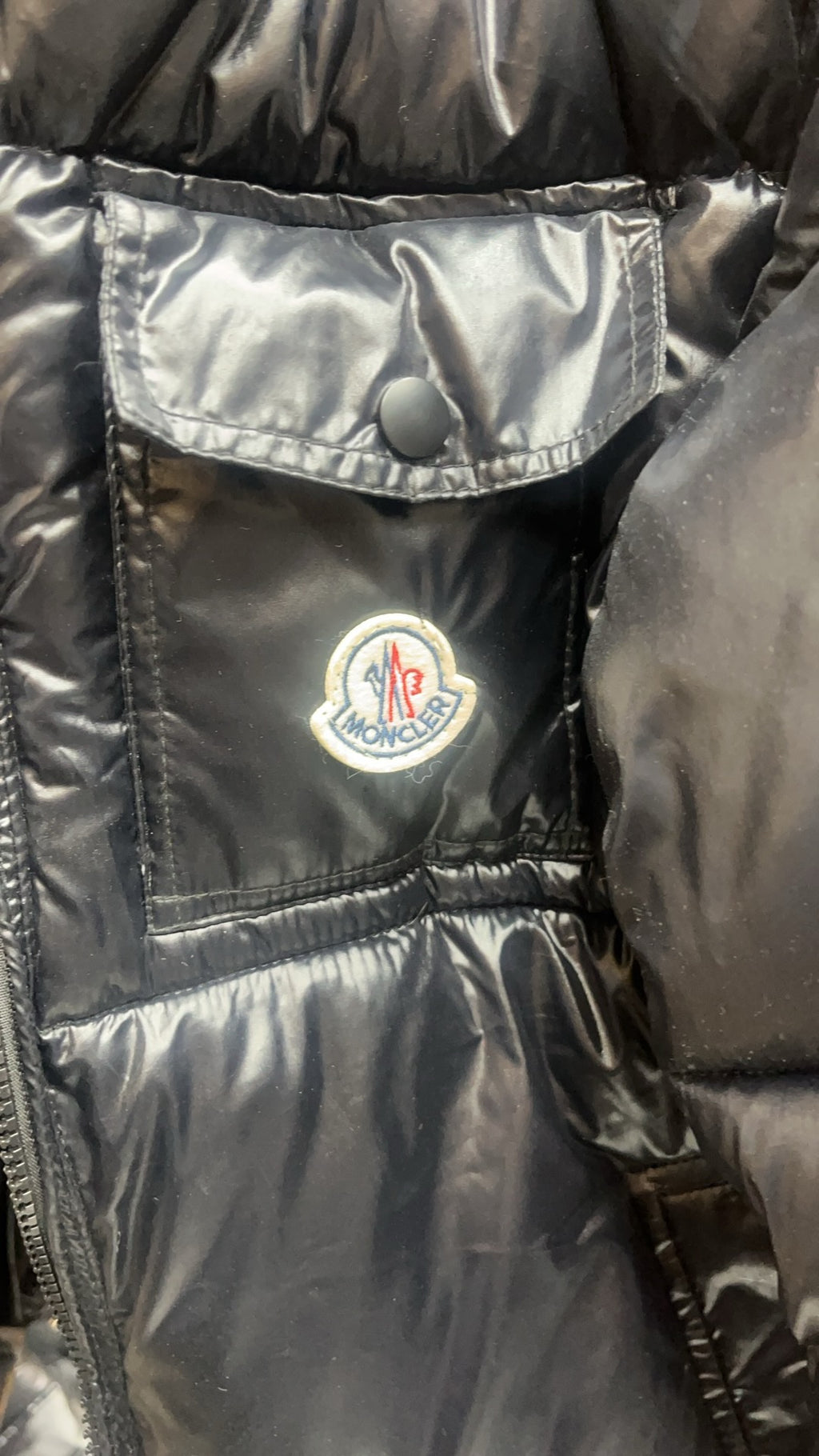 Doudoune à capuche brillante noire Moncler avec zip tricolore