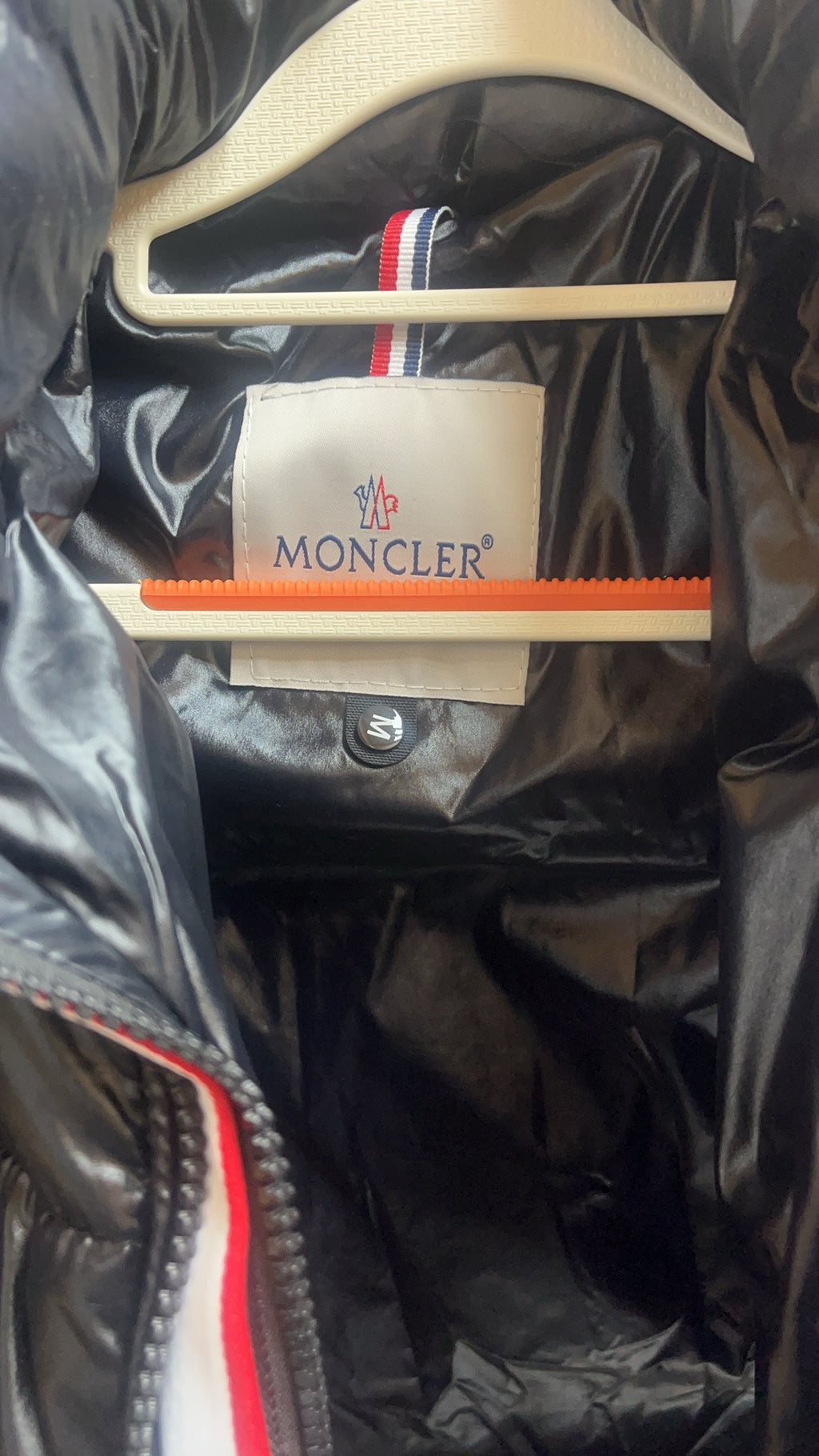 Doudoune à capuche brillante noire Moncler avec zip tricolore