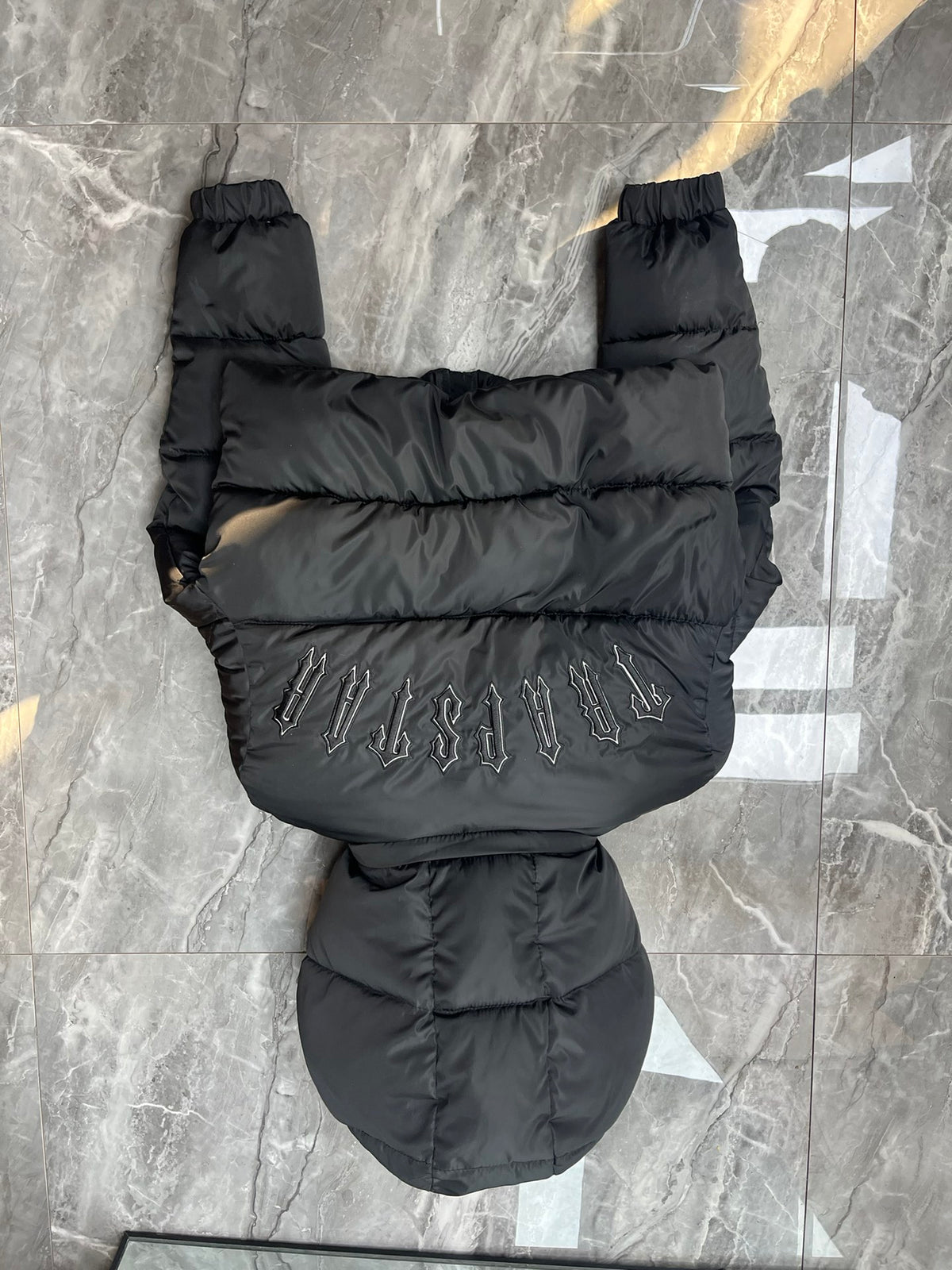 Blouson matelassé court à capuche noir Trapstar