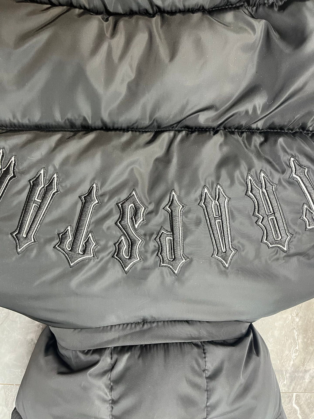 Blouson matelassé court à capuche noir Trapstar