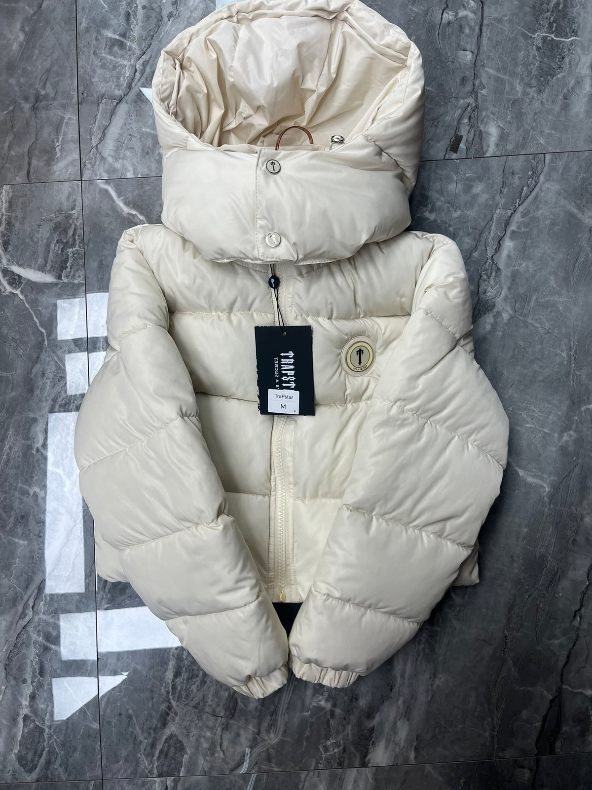 Blouson matelassé court à capuche blanc cassé Trapstar