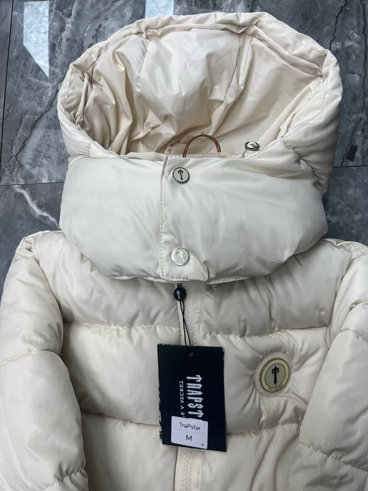 Blouson matelassé court à capuche blanc cassé Trapstar