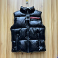 Prada gilet matelassé à col montant en cuir verni noir