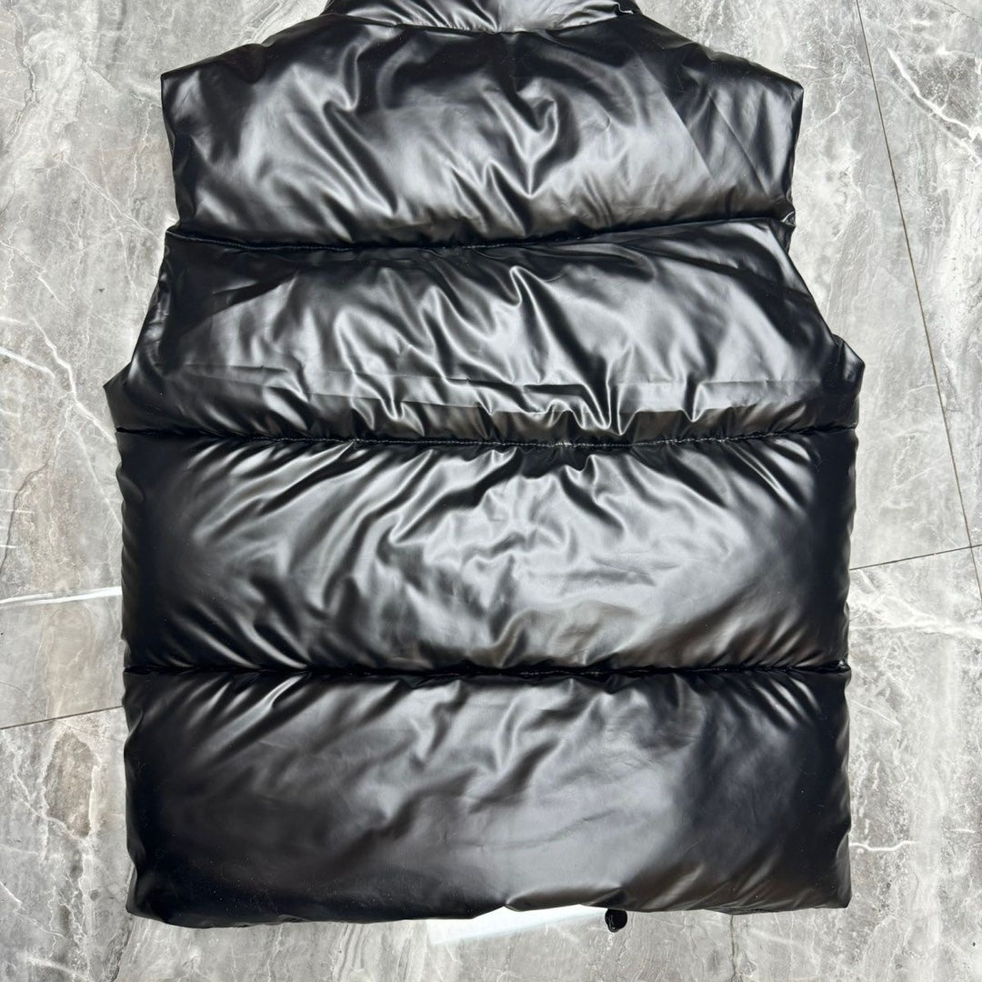 Prada gilet matelassé à col montant en cuir verni noir