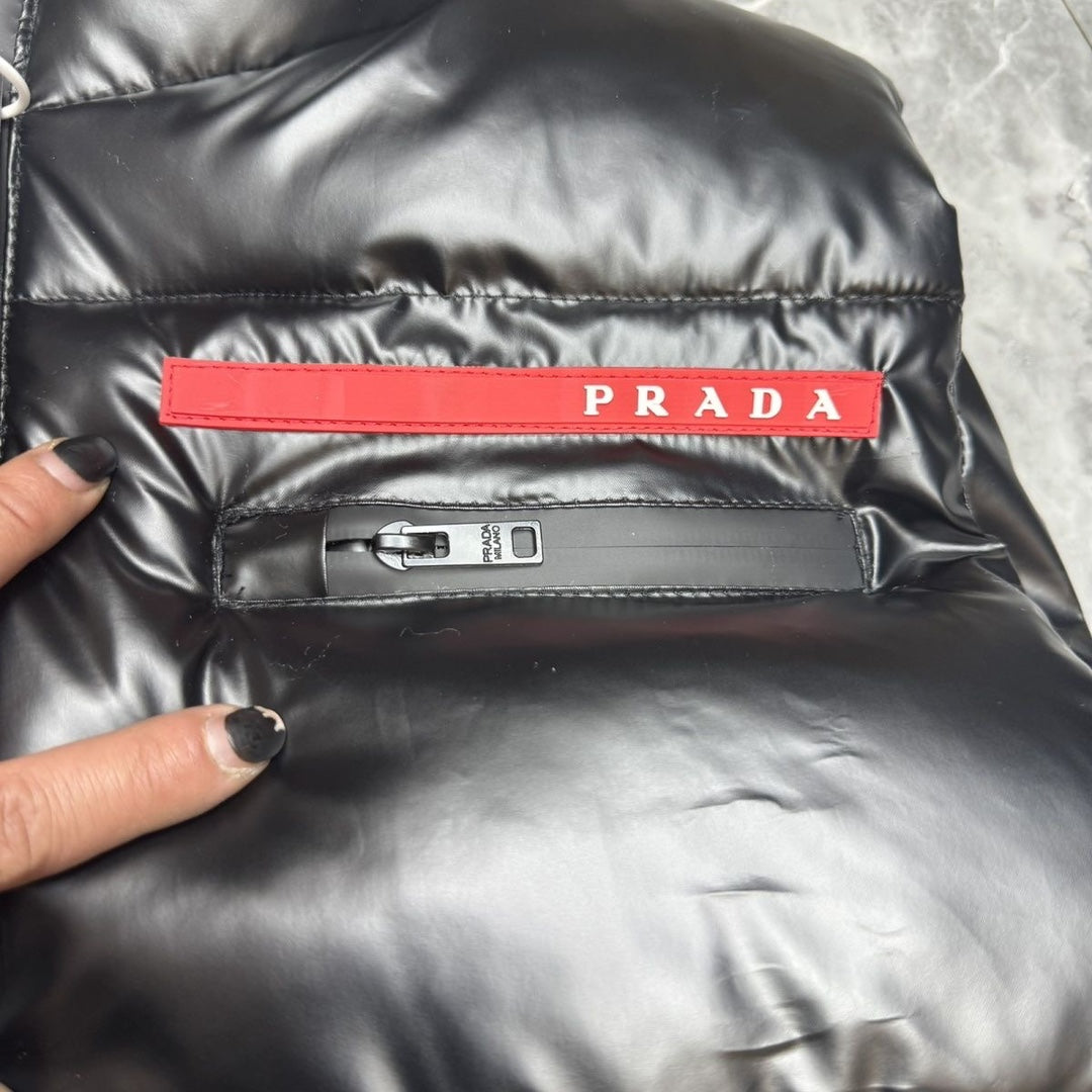 Prada gilet matelassé à col montant en cuir verni noir