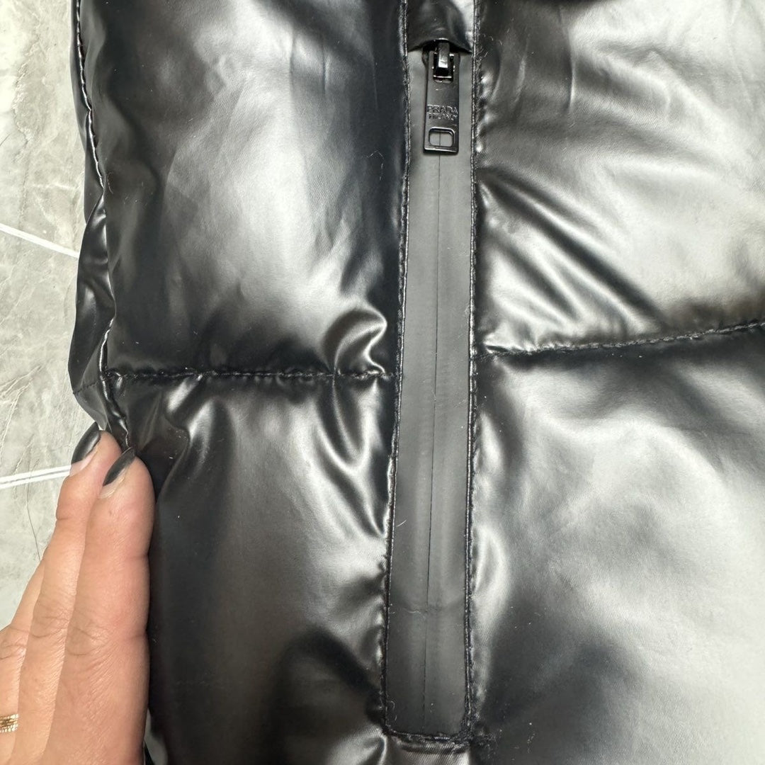 Prada gilet matelassé à col montant en cuir verni noir