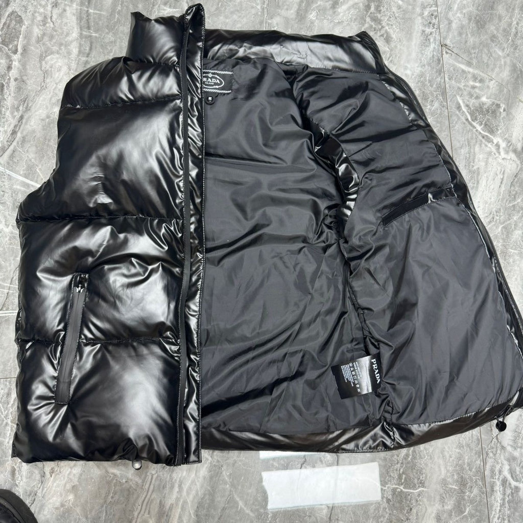 Prada gilet matelassé à col montant en cuir verni noir