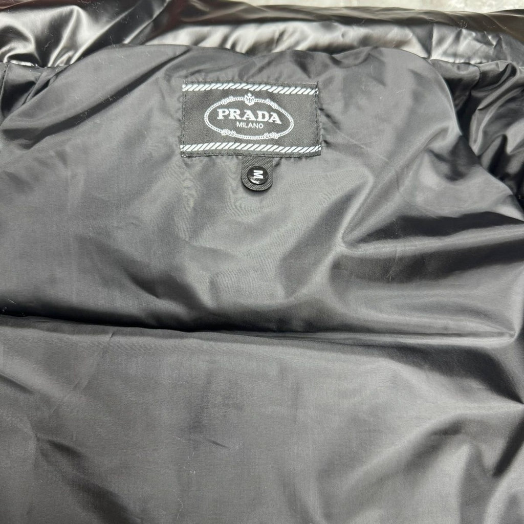Prada gilet matelassé à col montant en cuir verni noir