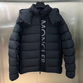 Doudoune noire à capuche amovible Moncler avec logo lettre vertical