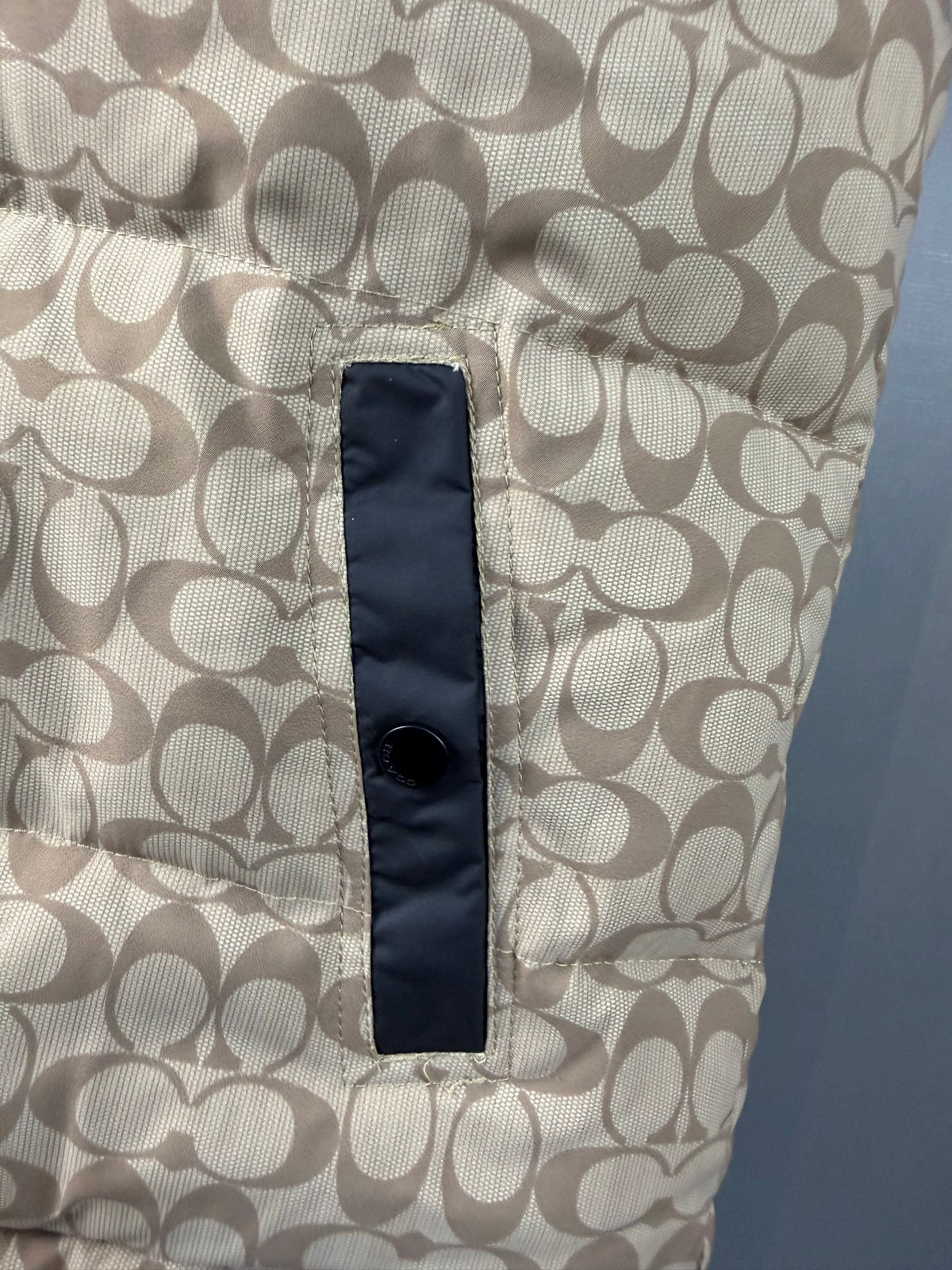 : Gilet en duvet à col montant, à motif C monogram et bicolore