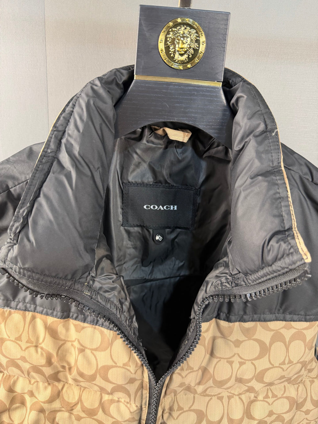 : Gilet en duvet à col montant, à motif C monogram et bicolore