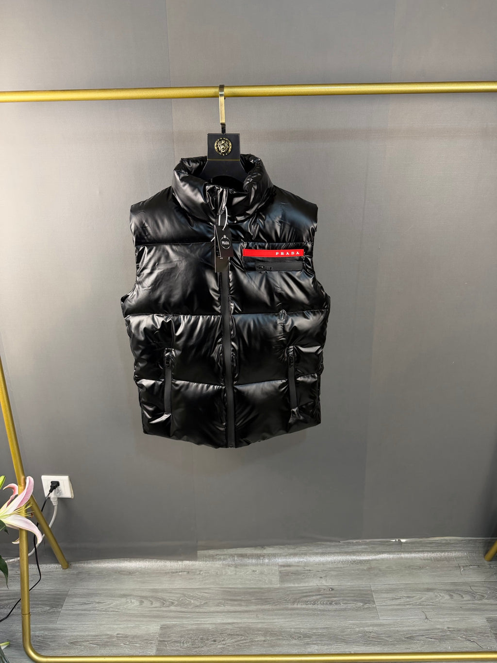 Gilet en duvet à col montant brillant avec bande rouge PRADA
