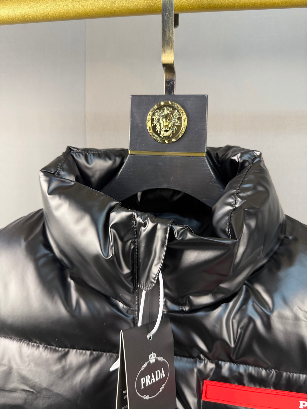 Gilet en duvet à col montant brillant avec bande rouge PRADA