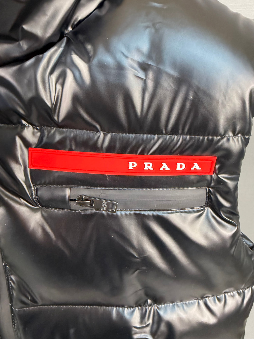 Gilet en duvet à col montant brillant avec bande rouge PRADA